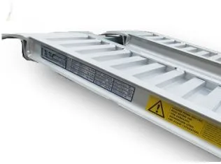 Rampe di carico per furgoni realizzato su Renault Master in alluminio antiscivolo per carico attrezzature da lavoro