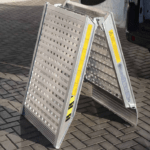 Rampa di carico in alluminio realizzato su Ford Connect con superficie zigrinata per carico sicuro di veicoli