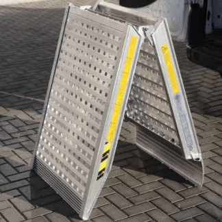 Rampa di carico in alluminio realizzato su Ford Connect con superficie zigrinata per carico sicuro di veicoli