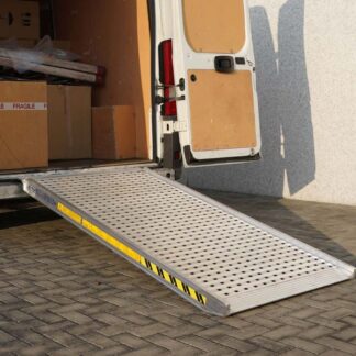 Rampe di carico mobili realizzato su Peugeot Partner ad alta portata per operazioni di carico e scarico